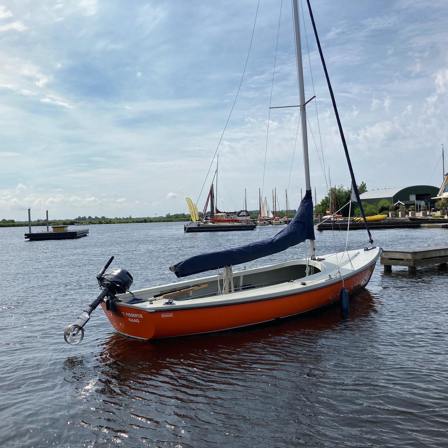 Zeilboot aan de steiger met weids uitzicht over het meer