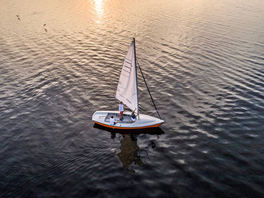 Zeilen bij golden hour — ruimte voor reflectie