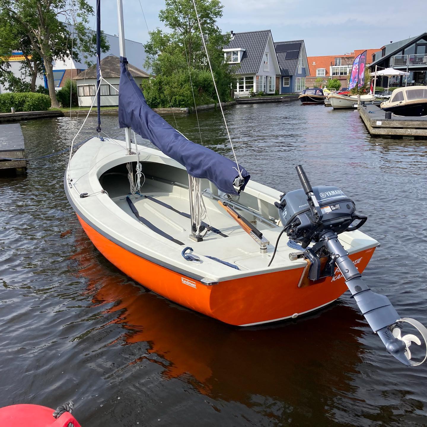 Oranje Randmeer-zeilboot afgemeerd in de haven